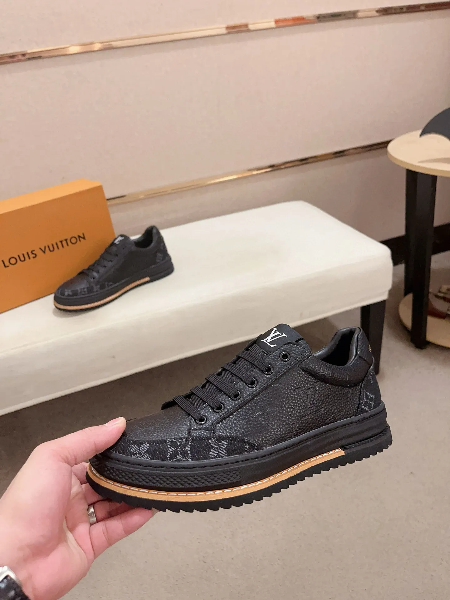 Men's shoes💰 400💰Louis Vuitton (Louis Vuitton/LV) top 🔍🔍 new models are on sale at the same time, the upper 🇮🇹 imported first-layer cowhide from Italy, fully imported sheepskin lining 💪💪, completely 1⃣️ to 1 ⃣️Re-engraved🇮🇹💪💪, ⚠Sole: The original sole is specially provided by the original factory, the exclusive movable molded sole is super comfortable, ⚠The original factory follows the order, 🔍🔍high quality, you can enter and exit the counter at will, welcome to compare⚠. Code number: 38-44. Can be customized for 45 non-refundable!